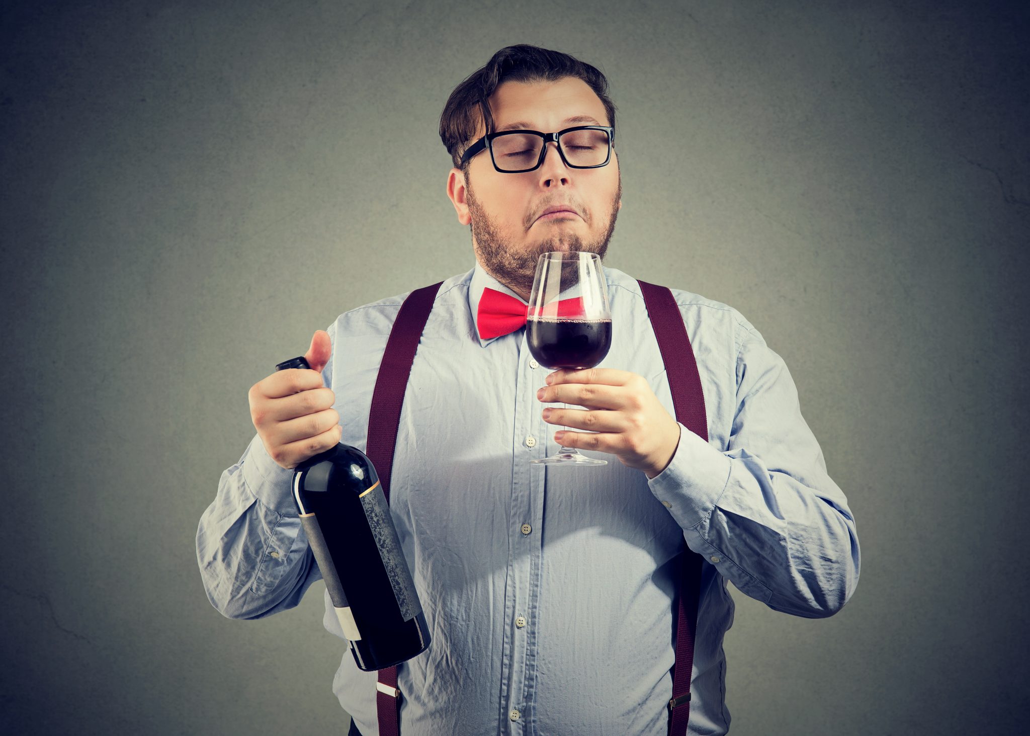 一半的英国人认为通过玻璃杯分享您的葡萄酒知识是自命不凡