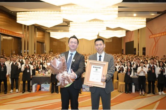 董小雷副教授在云仓酒庄综合品酒师培训上深